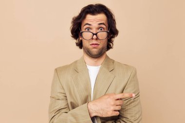 Gözlüklü çekici bir adam. Duyguları olan, el hareketleriyle yaşam tarzını değiştirmemiş.