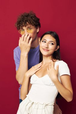 İyi bir adam ve kız birlikte. Arkadaşlık eğlenceli, izole bir geçmiş.