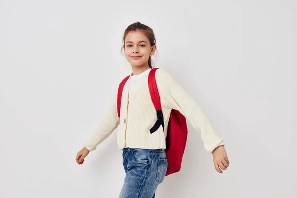 Красива молода школярка з червоним рюкзаком позує ізольований фон — стокове фото