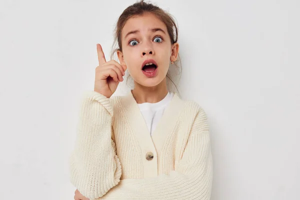 Aranyos lány pózol egy fehér pulóver elszigetelt háttér — Stock Fotó