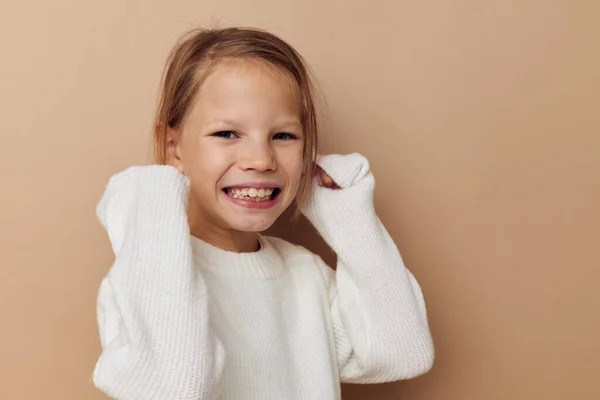 Fille mignonne joie posant émotions mode enfance inaltérée — Photo