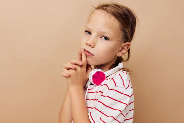 Auriculares niña entretenimiento emociones estilo de vida inalterado — Foto de Stock