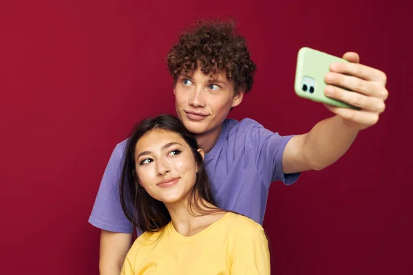 Hombre y mujer estilo moderno emociones teléfono divertido Estilo juvenil — Foto de Stock