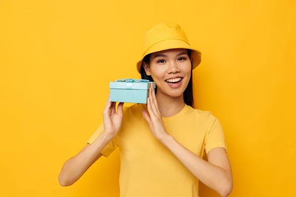 Asyalı güzel genç bir kadının portresi mavi hediye kutusu tatil günü yaşam tarzı değiştirilmemiş — Stok fotoğraf