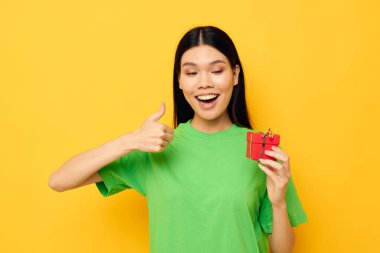 Güzel esmer kırmızı hediye kutusu Mutlu yıllar sarı arka plan değiştirilmemiş