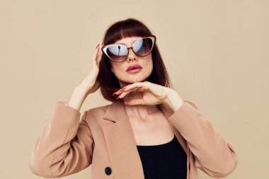 Bir kadının portresi. Kırmızı tırnaklar. Model lüks güneş gözlükleri.