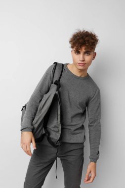 Gri süveterli şık bir adam, izole edilmiş moda arka planı var.