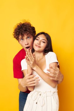 Gençler birbirine sarılır. Sarı arka plan değişmez.