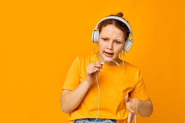 Όμορφη κοπέλα ακούγοντας μουσική σε ακουστικά Νεανικό στυλ απομονωμένο υπόβαθρο αναλλοίωτο — Φωτογραφία Αρχείου