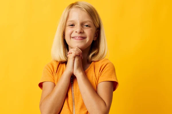 Schattig klein meisje blond rechte haar poseren glimlach leuk geel achtergrond ongewijzigd — Stockfoto