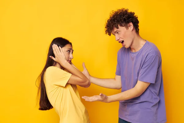 Portret van een man en een vrouw in kleurrijke t-shirts poseren vriendschap plezier geïsoleerde achtergrond ongewijzigd — Stockfoto