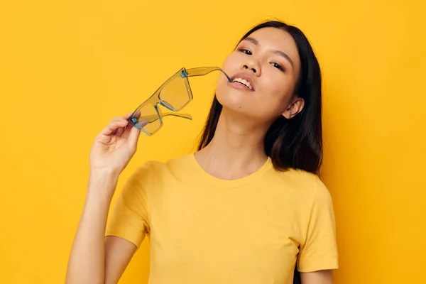 Bela mulher de asiático aparência no amarelo t-shirt óculos moda — Fotografia de Stock