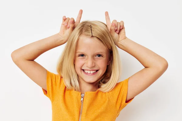 Κορίτσι με ξανθά μαλλιά χειρονομία με τα χέρια θέτουν σε κοντινή απόσταση — Φωτογραφία Αρχείου