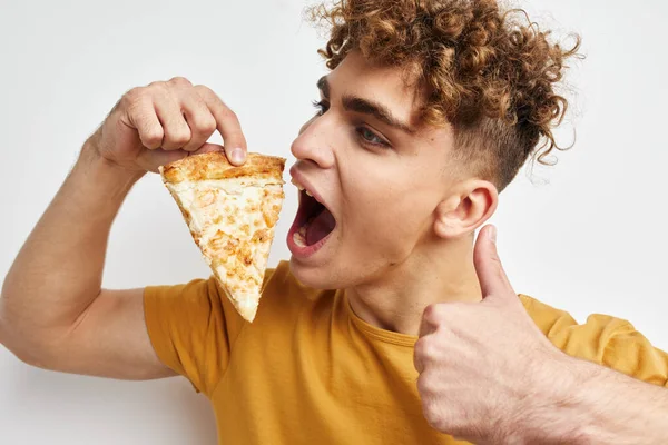 Attractive man eating pizza posing close-up Lifestyle unaltered — 图库照片