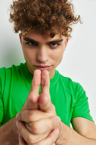 Homem atraente em t-shirts verdes emoções posando fundo isolado — Fotografia de Stock