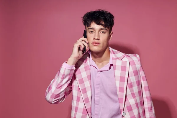 Фото романтичного молодого хлопця з телефоном в руці рожева блейзерна мода елегантний стиль Стиль життя незмінний — стокове фото