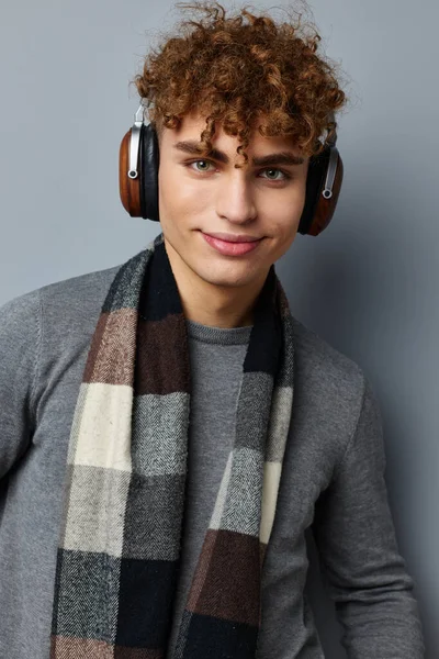 Rizado chico moda posando auriculares estilo de vida inalterado — Foto de Stock