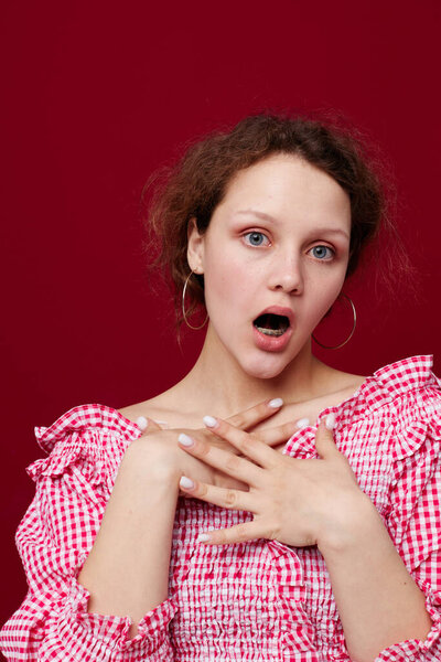 веселая девушка в розовых булочках жесты с ее руками неизменными