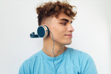 Çekici erkek müzik teknolojisi eğlence sektörünün tecrit edilmiş arka planı. Yüksek kalite fotoğraf