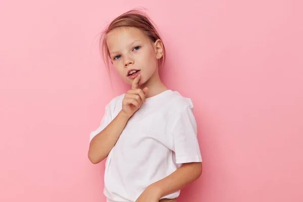Portré Boldog Mosolygós Gyermek Lány Érzelem Kéz Gesztus Rózsaszín Háttér — Stock Fotó