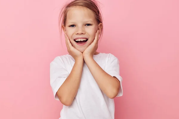 Linda Chica Una Camiseta Blanca Sonrisa Infancia Inalterada Foto Alta — Foto de Stock