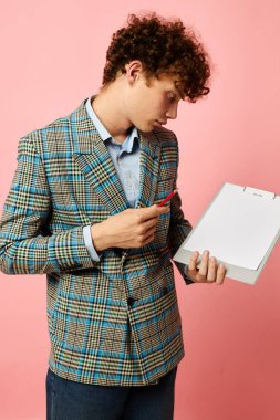 Ekose ceketli genç, kıvırcık bir adamın portresi. Kopya uzay klasörü. Değiştirilmemiş arka plan. Yüksek kalite fotoğraf