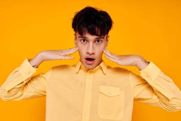 Veselý Muž Žluté Košili Pózuje Módní Gesto Rukama Kvalitní Fotografie — Stock fotografie