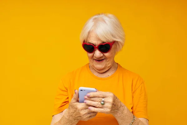 黄色のTシャツに身を包んだお年寄りの幸せな生活背景 — ストック写真