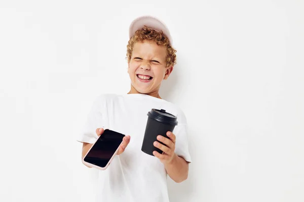 Foto retrato rizado niño qué tipo de bebida es el teléfono en la mano estilo de vida de comunicación inalterado — Foto de Stock