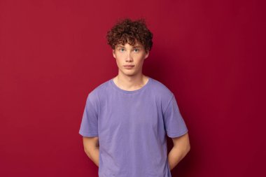 Mor t-shirt 'lü oyuncak uçağı olan garip bir adam. Kırmızı arka plan değiştirilmemiş.