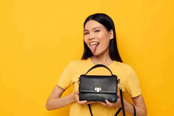 Kvinna med asiatiskt utseende kvinnlig koppling tillbehör poserar studio modell oförändrad — Stockfoto