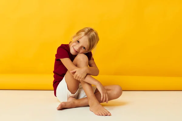 Yerde oturan kız çocukluk duyguları eğlencelidir — Stok fotoğraf