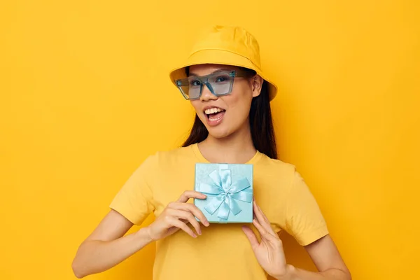 Pretty asian woman gift box posing sunglasses and hat — Stock Photo, Image