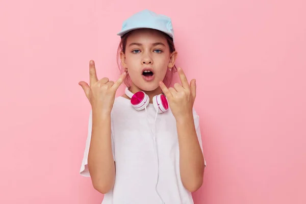 Χαριτωμένο κορίτσι φορώντας ακουστικά θέτοντας συναισθήματα Lifestyle αμετάβλητη — Φωτογραφία Αρχείου