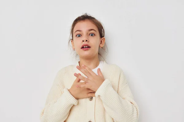 Niña posando en un suéter blanco fondo claro — Foto de Stock