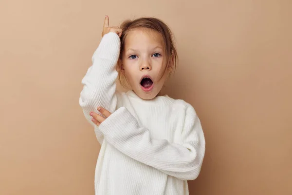 Mooi jong meisje vreugde poseren emoties mode jeugd ongewijzigd — Stockfoto