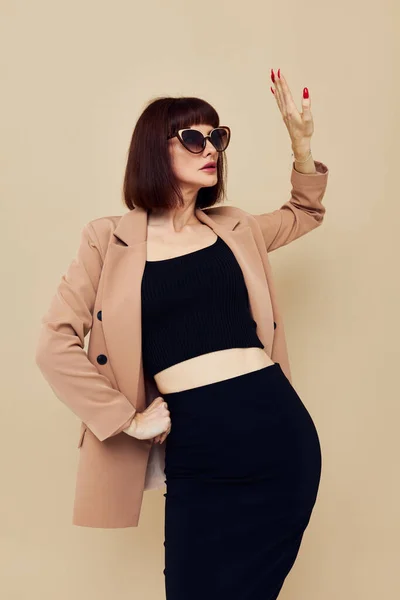 Hermosa mujer en una chaqueta beige elegante estilo gafas de sol estilo de vida inalterado — Foto de Stock