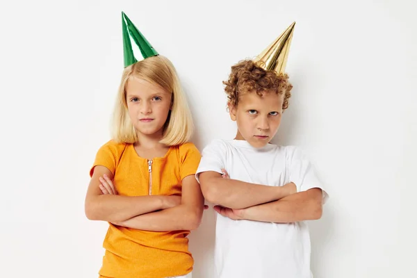 Image positive garçon et fille en casquettes multicolores anniversaire vacances émotion lumière fond — Photo