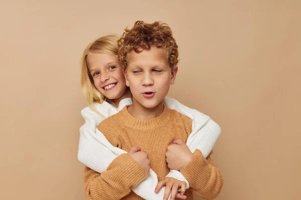 Πορτρέτο των χαριτωμένων παιδιών αγκαλιά ψυχαγωγία που θέτουν φιλία απομονωμένη φόντο — Φωτογραφία Αρχείου