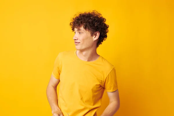 Mignon gars aux cheveux roux portant des lunettes élégantes t-shirt jaune posant fond jaune inchangé — Photo