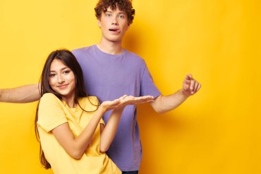 Gençlerin Arkadaşlığı stüdyo sarı arka plan pozu veriyor.