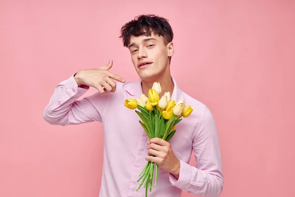 En ung man bukett gula blommor romantik poserar mode isolerad bakgrund oförändrad — Stockfoto