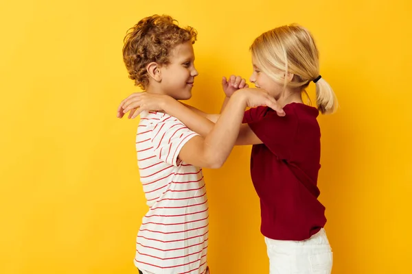 Веселые дети носить казуальные игры весело вместе на цветном фоне — стоковое фото