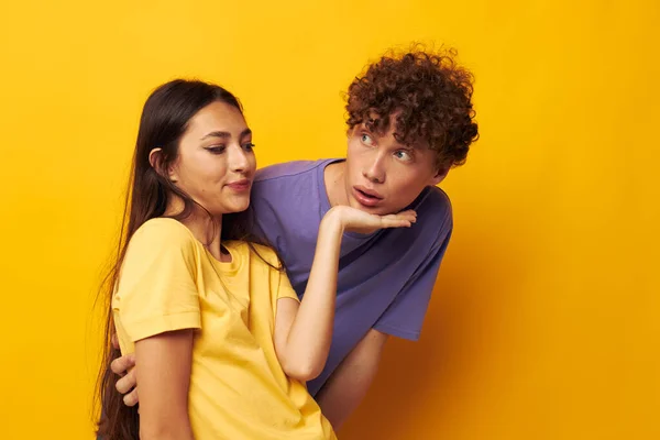 Portrait d'un homme et d'une femme Amitié posant fun studio isolé fond inaltéré — Photo