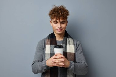 Yakışıklı, zarif, içki içen, izole edilmiş arka planda duran bir adam.