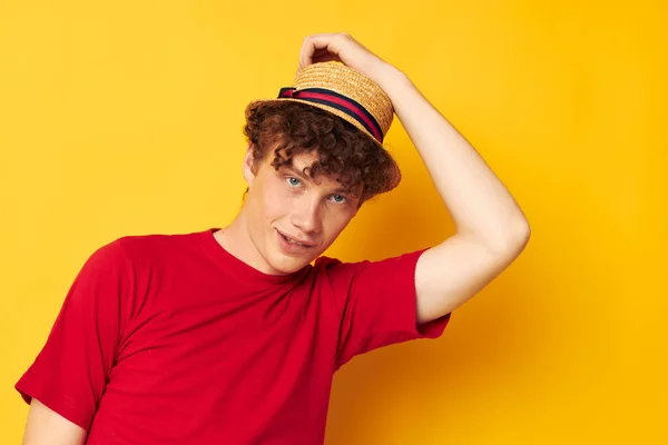 Lindo pelirrojo chico en una camiseta roja con un sombrero de moda aislado fondo inalterado — Foto de Stock
