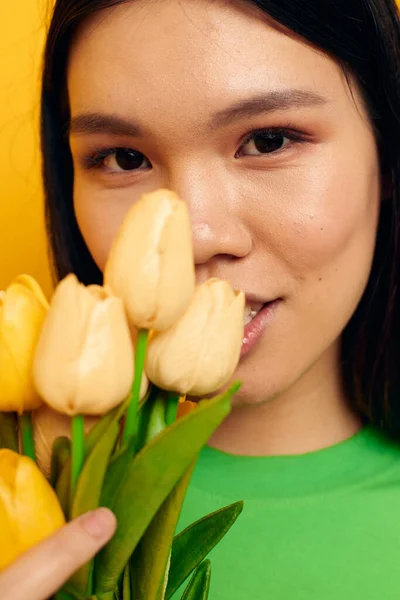아시아의 젊은 여성에게 향기 로운 꽃다발의 꽃 로맨스는 아무런 변화 없이 배경을 드러내는 봄 — 스톡 사진