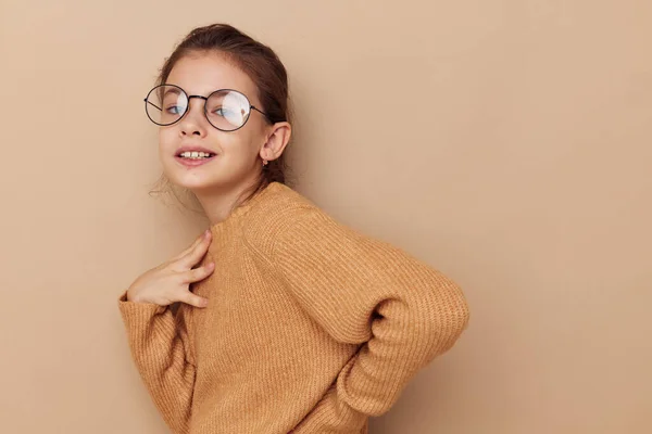 Vacker ung flicka leende poserar barnslig stil isolerad bakgrund — Stockfoto