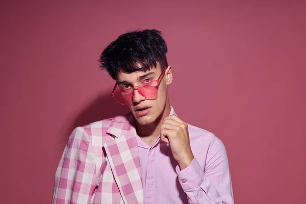 Un joven confianza en sí mismo rosa chaqueta a cuadros moda posando fondo rosa inalterado — Foto de Stock