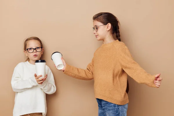 Смішні маленькі дівчата в окулярах з випивкою — стокове фото